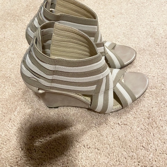 Wedge Sandals in tan & cream - Picture 2 of 3